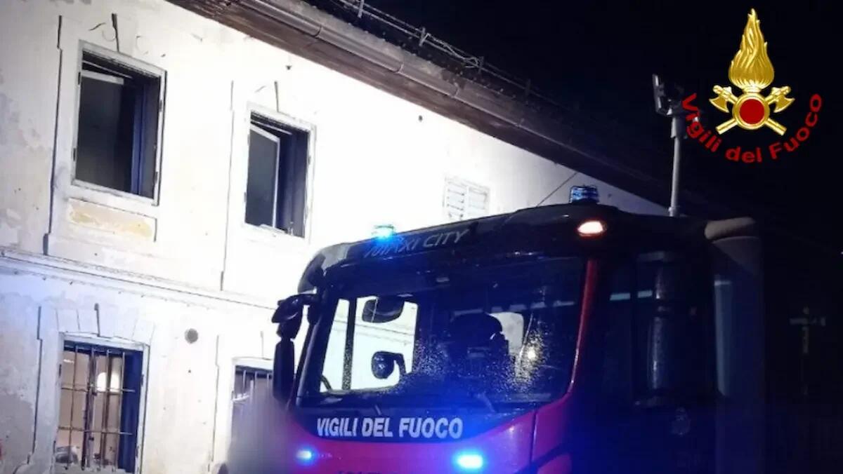 Pontebba, incendio in una struttura di accoglienza: arredi e materassi in fiamme, un ustionato - 