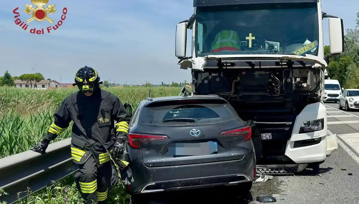 Frontale auto-camion sulla Romea: un ferito, disagi al traffico - 