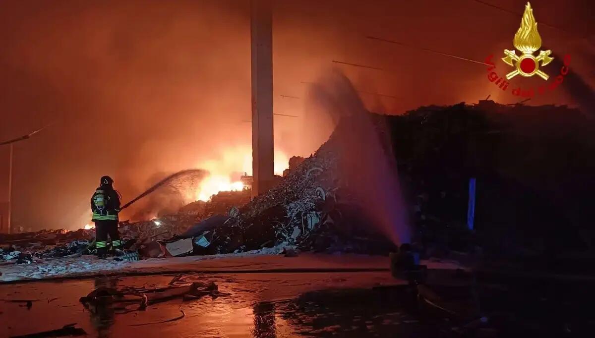 Poderoso incendio alla Stena: pompieri al lavoro tutta la notte, spegnimento ancora in corso - 