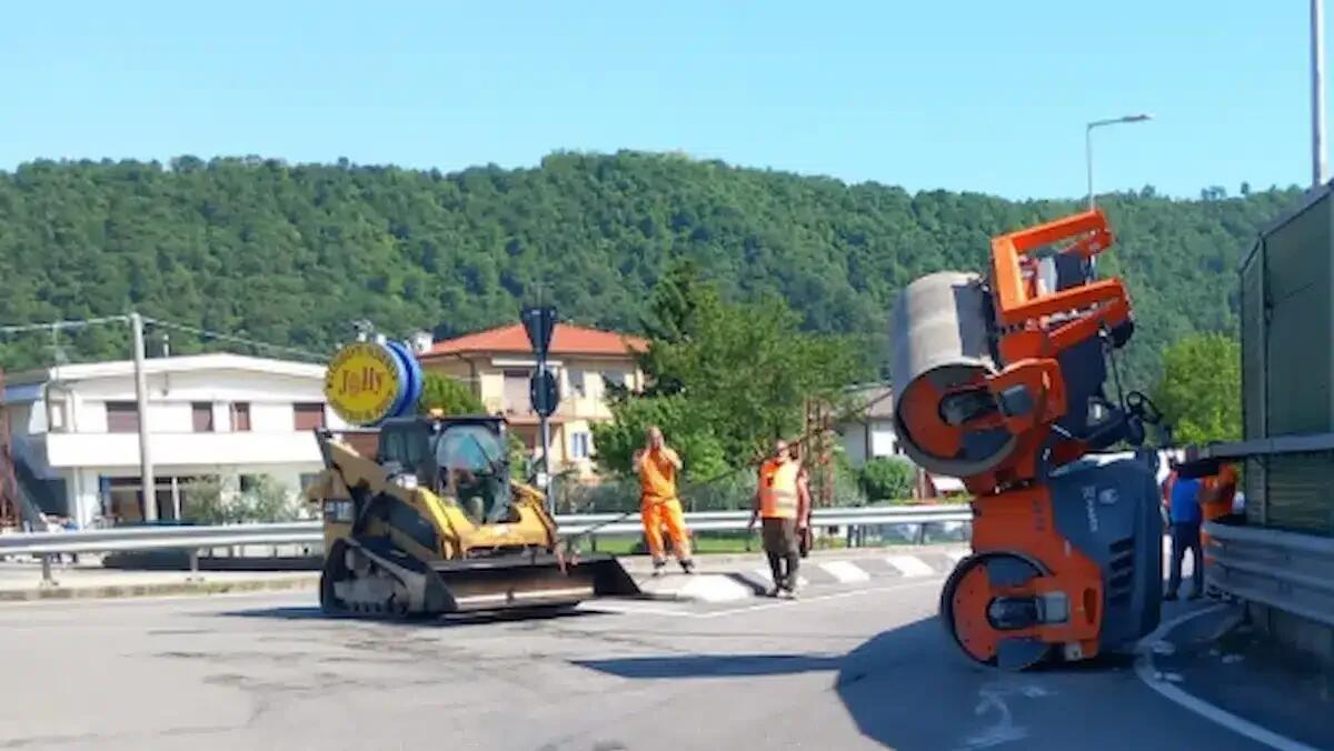 Camion perde il carico durante una rotatoria: rullo compressore si stacca e finisce sull’asfalto - 