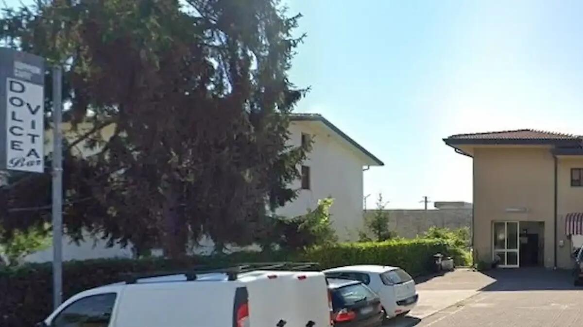 Brutale aggressione all'alba davanti al bar, identificati tre uomini: denunciati a piede libero - 