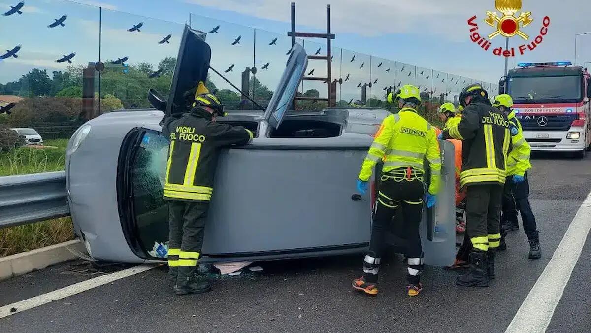 Si ribalta con l'auto allo svincolo per l'area di servizio: ferito il conducente - 