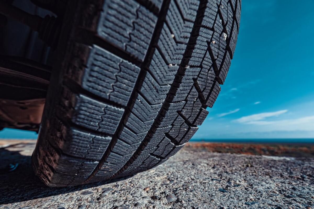 In Friuli torna l'obbligo di gomme estive: cosa dice la legge e cosa si rischia - Car tire on stone close-up view