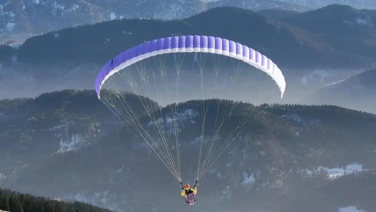 Paura in volo, parapendio cade in fase di atterraggio: 32enne finisce in ospedale - 