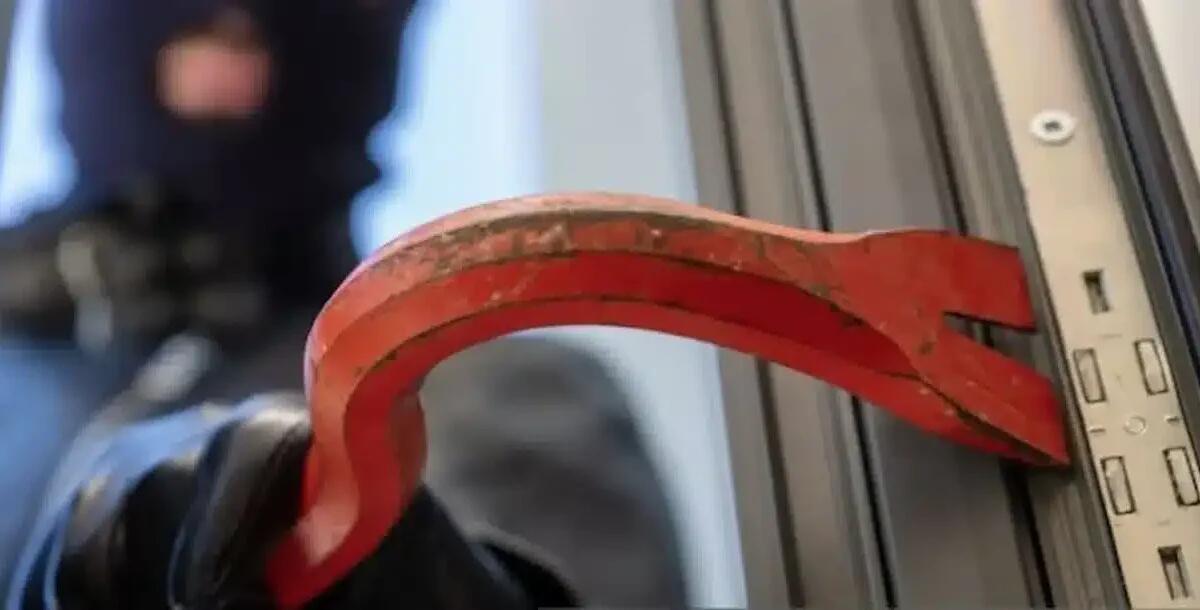 Rapina sventata, padre e figlio mettono in fuga i ladri: violenta colluttazione nel giardino di casa - 