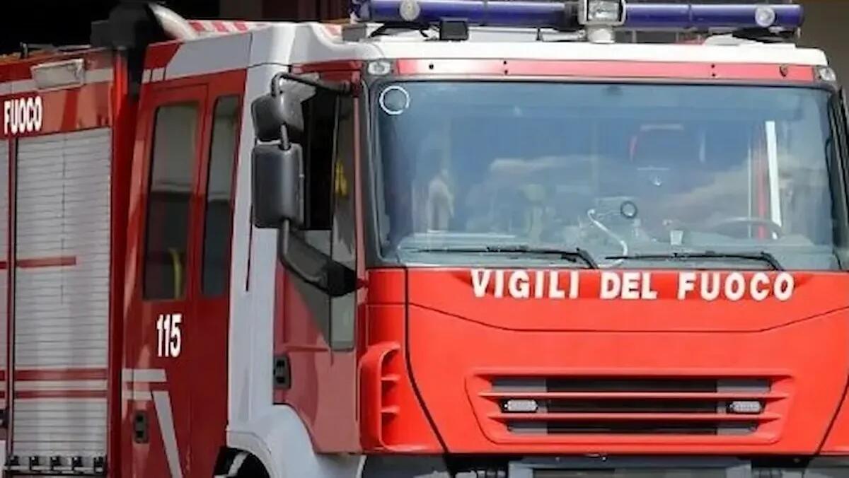 Fumo dal tetto, tanta paura e intervento dei vigili del fuoco: principio d'incendio dalla canna fumaria - 