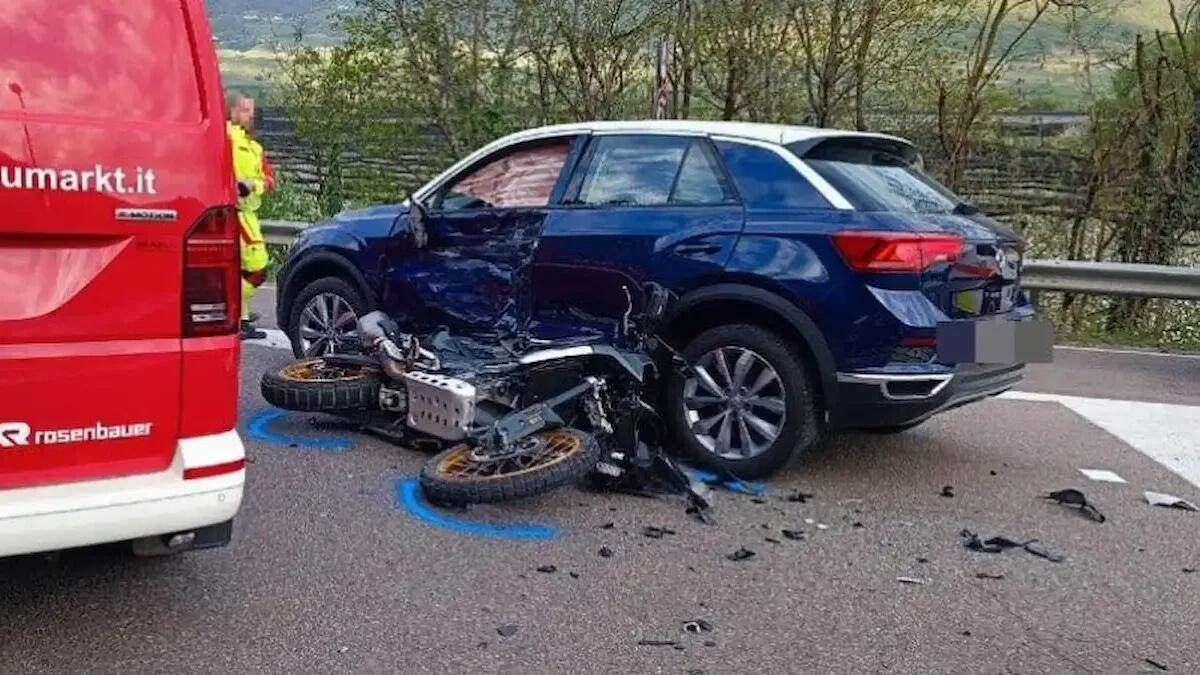 Tremendo scontro auto-moto sulla Statale Adriatica: centauro 71enne in prognosi riservata - 