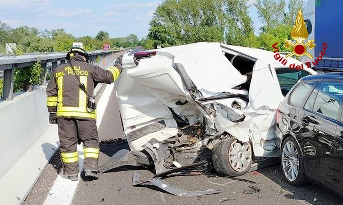 Incidente in A28, scontro tra 3 auto e un mezzo pesante: due feriti - 