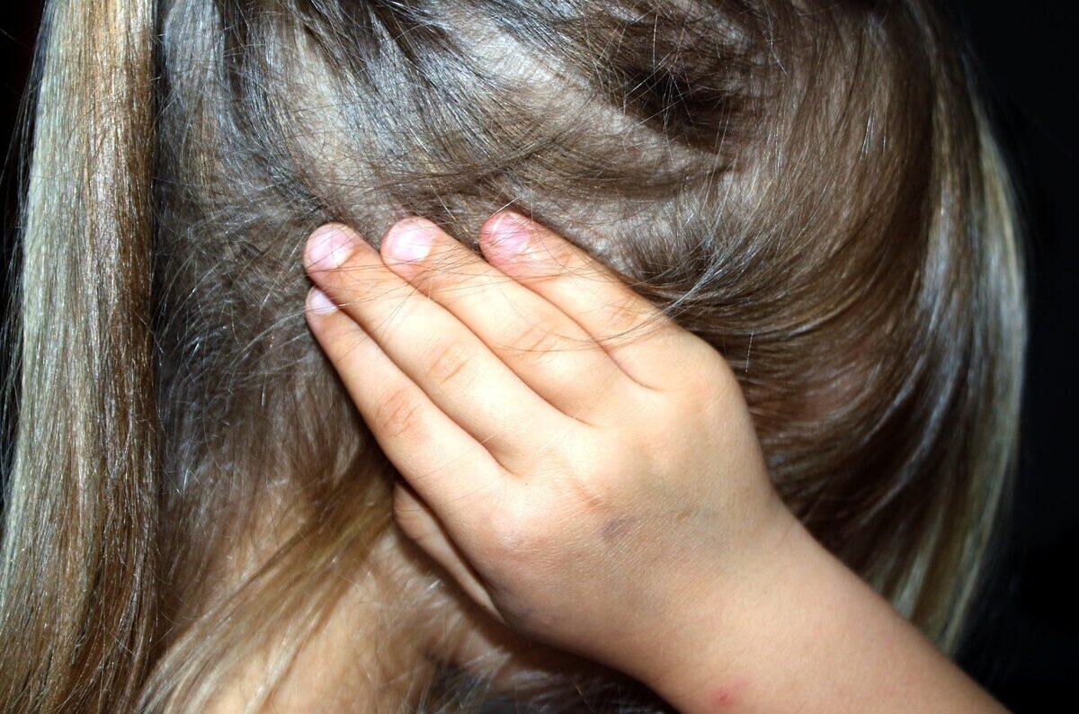 Abusi sulla nipote minorenne e materiale pedo in casa: arrestato il nonno 60enne - 