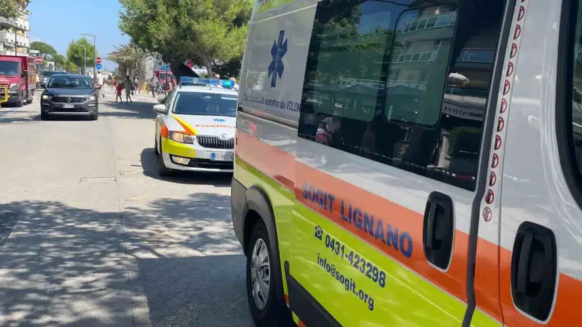 Investito da una moto mentre attraversa la strada a Lignano: grave un turista - 