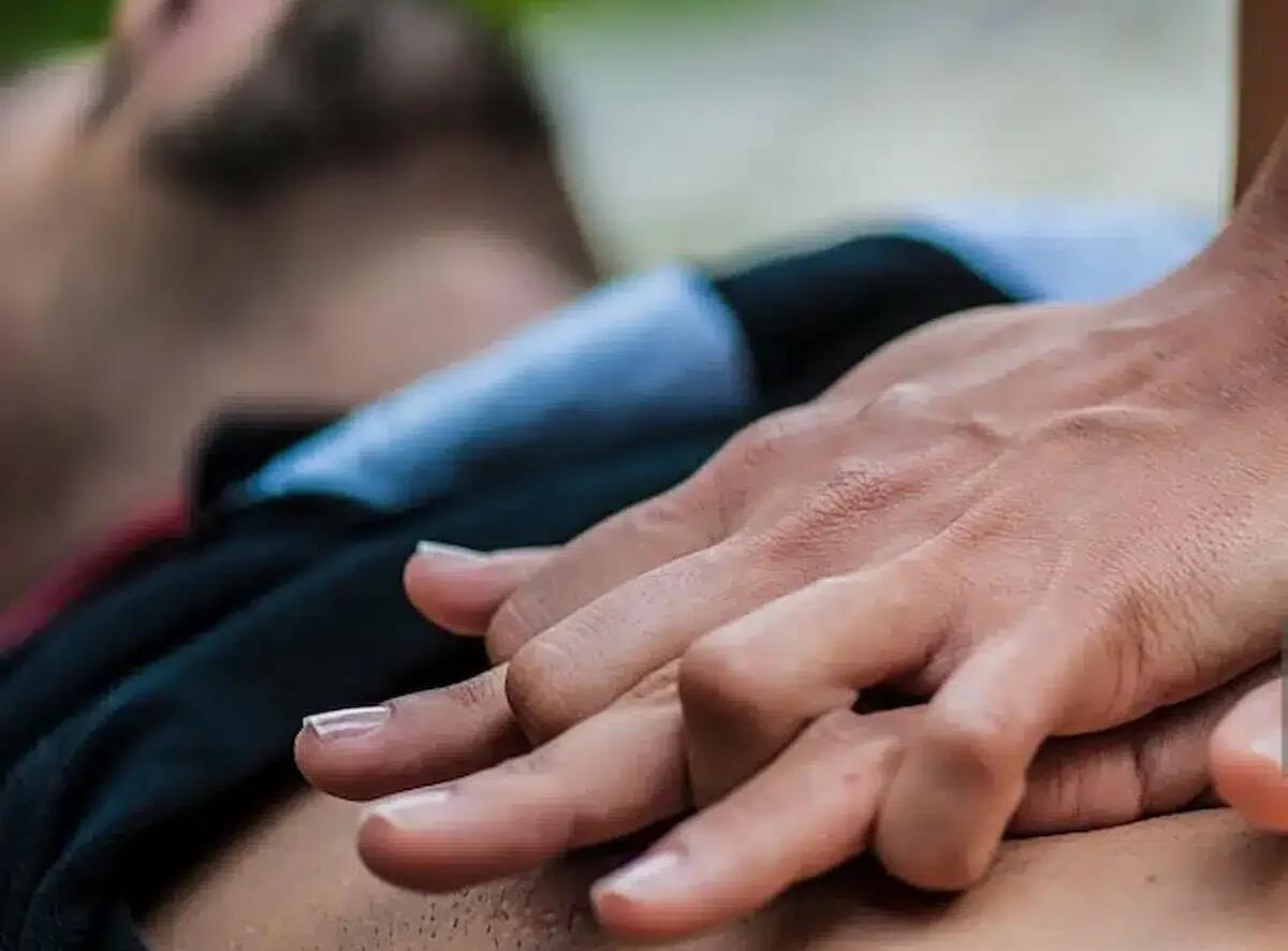 Un malore improvviso al ristorante, il pronto intervento di un turista gli salva la vita - 