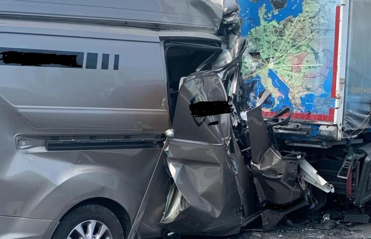 Tragedia in A4, furgone piomba contro tir: un morto - 