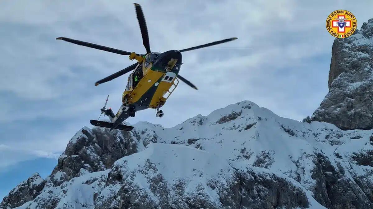 Precipita per circa 300 metri durante un'escursione: alpinista in bilico tra la vita e la morte - 