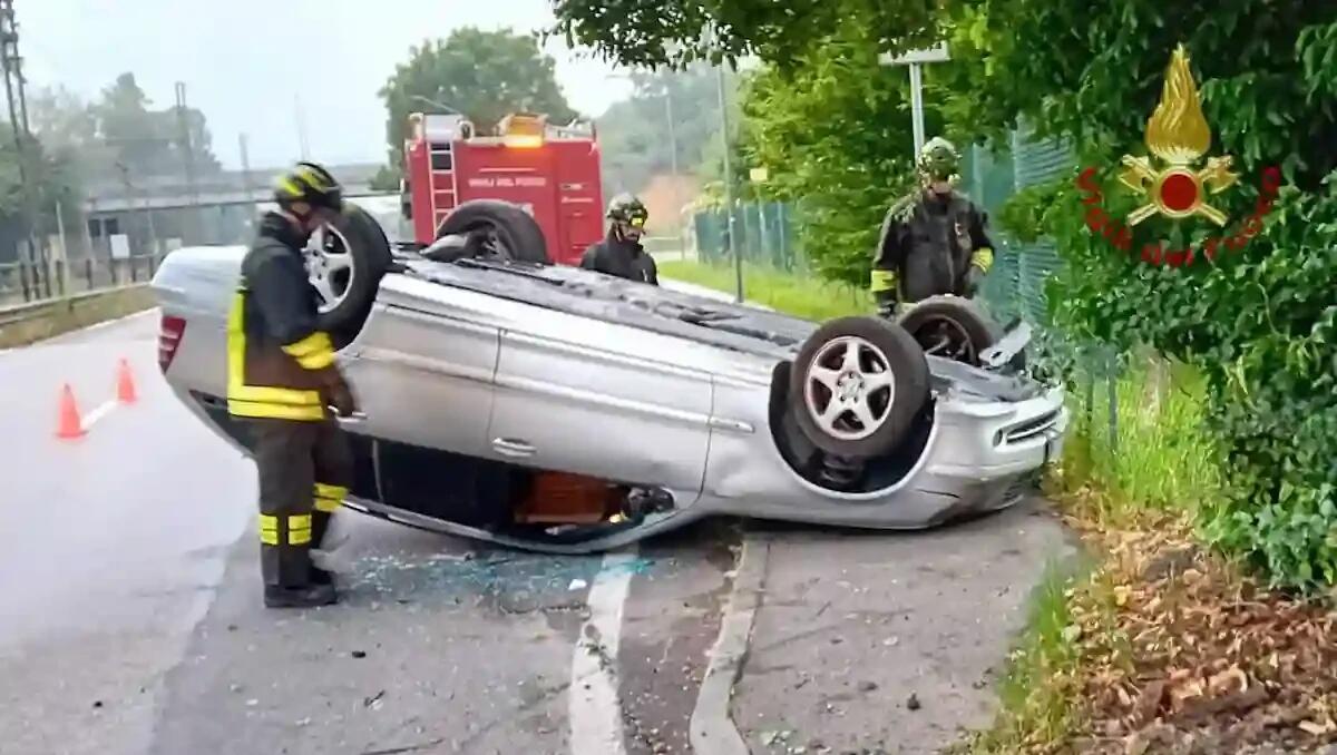Auto fuori controllo, finisce la corsa contro un palo e si ribalta: ferito il conducente - 