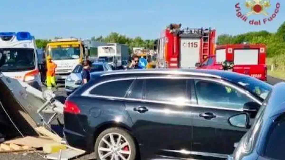 Maxi incidente tra quattro veicoli: carrello per il trasporto si ribalta in corsia, autostrada bloccata - 