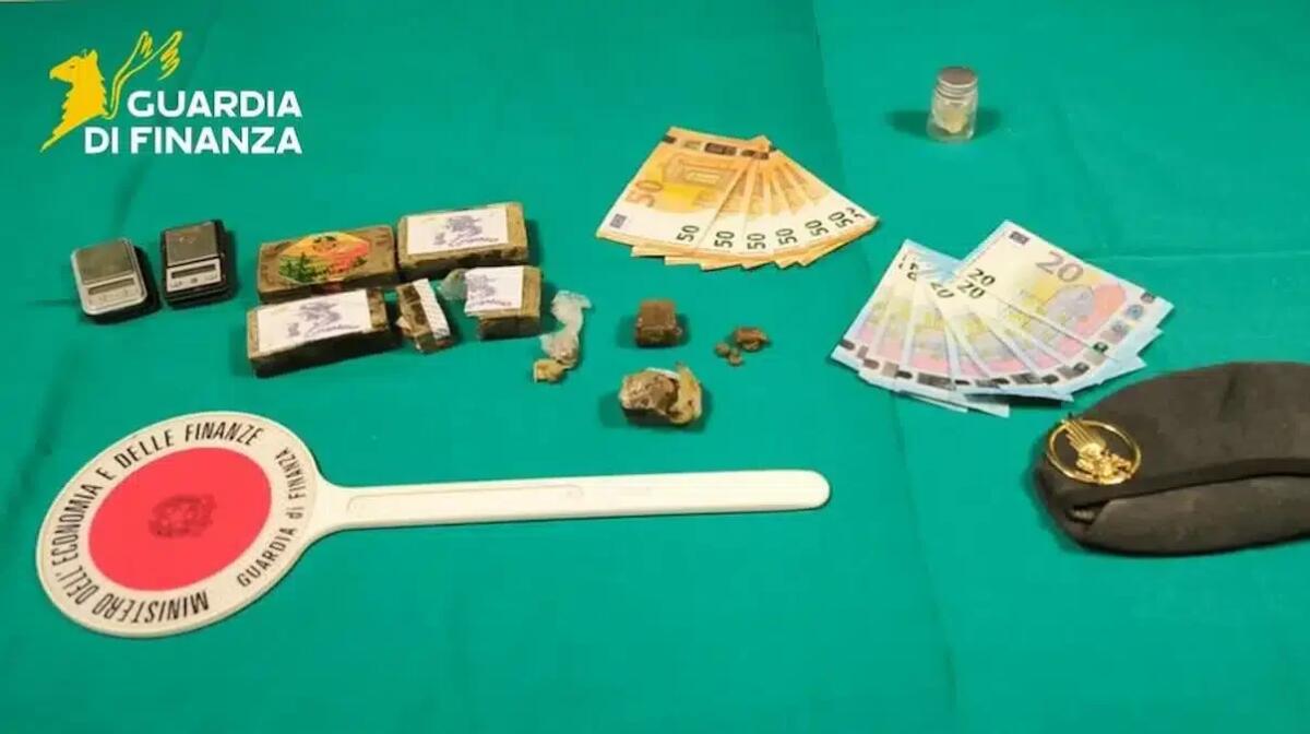 Sorpresi con la droga in auto: arrestato marocchino con bilancini e contanti, segnalato un kosovaro - 