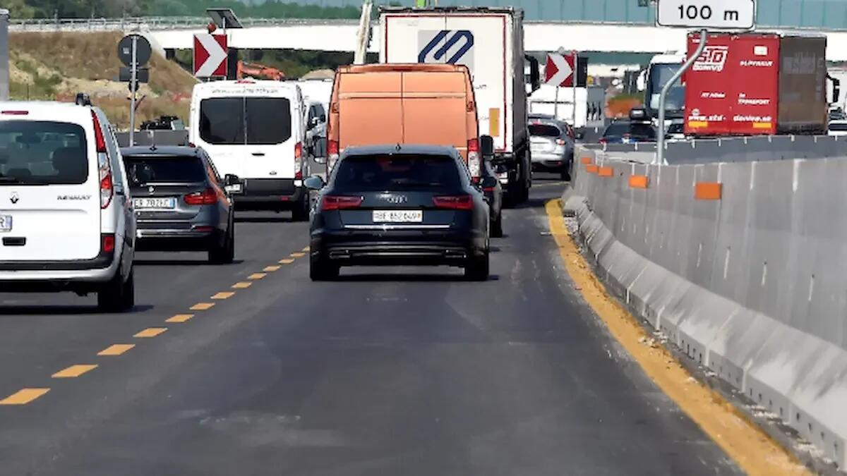 Si stacca un pezzo da un camion in corsa e colpisce in pieno le auto: sei veicoli danneggiati sull'A28 - 