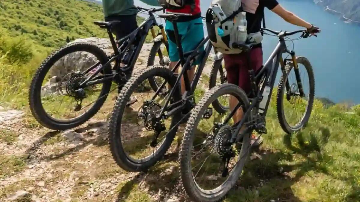 61enne colto da malore durante un'escursione in bici, inutili i soccorsi: possono solo constatarne il decesso - 