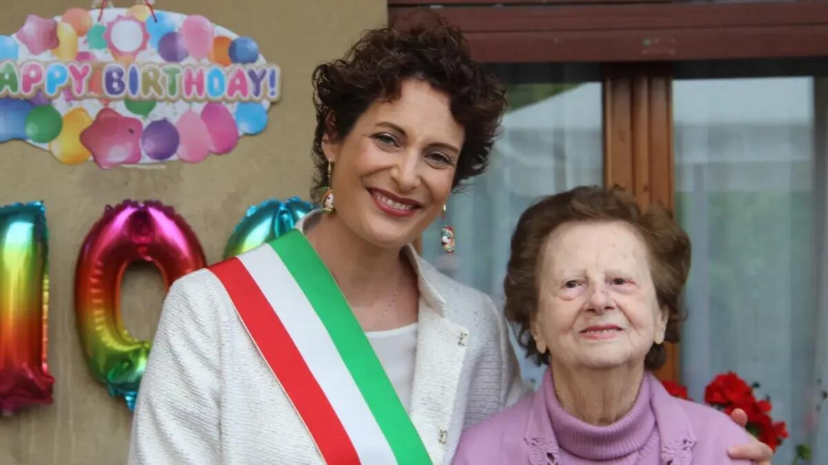 Cinque figli, dieci nipoti e otto pronipoti: Anna Maria compie 100 anni. Il suo segreto? Le parole crociate. - 