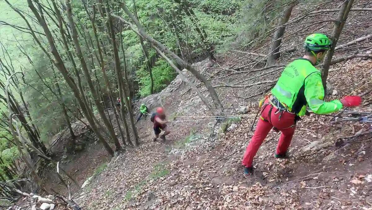 Smarriscono il sentiero e rimangono bloccati in una gola angusta: due 21enni recuperati con l'elicottero - 