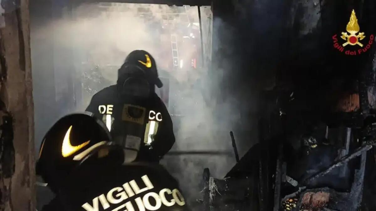 Divampano le fiamme in un alloggio Ater: due intossicati, uno finisce in ospedale - 
