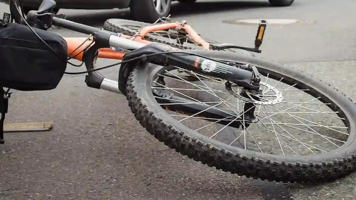 Apre lo sportello dell'auto e colpisce una ciclista, la donna batte la testa: 66enne finisce in ospedale -