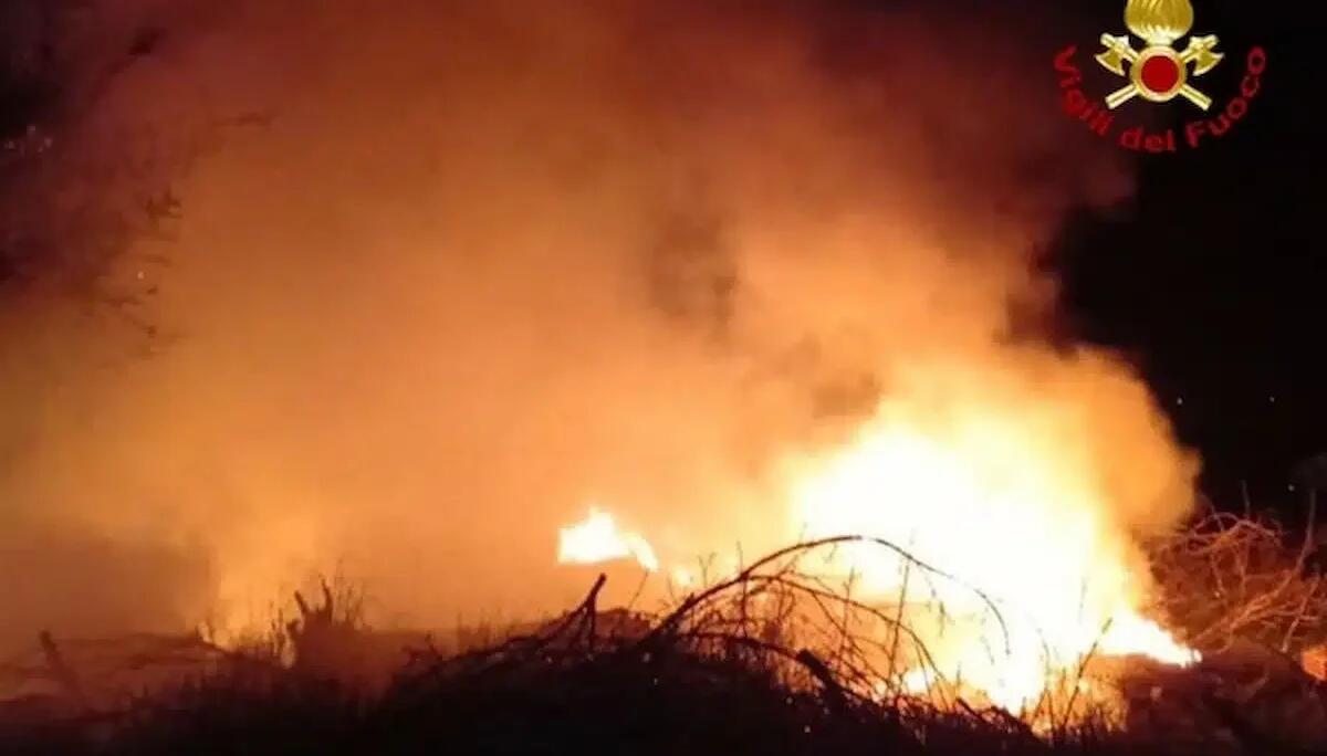 Cumuli di immondizie in fiamme a Udine: sul posto nove pompieri per spegnere il rogo - 