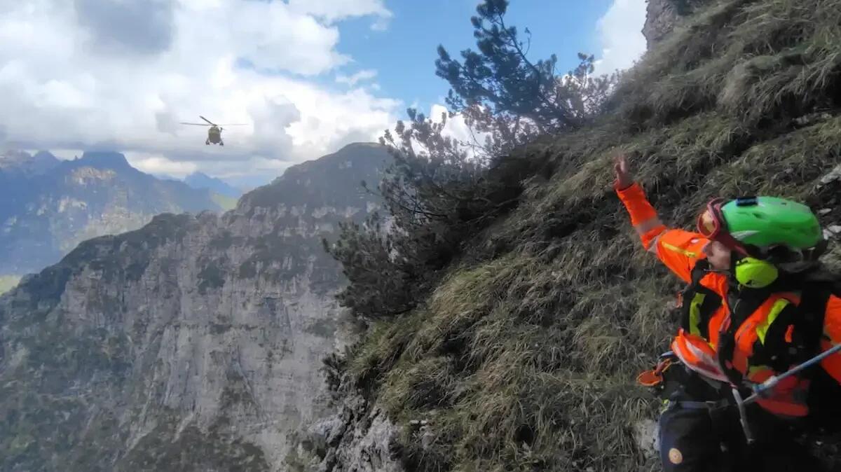 Escursionista precipita per 60 metri sotto gli occhi dei compagni: trovato morto in un canale - 