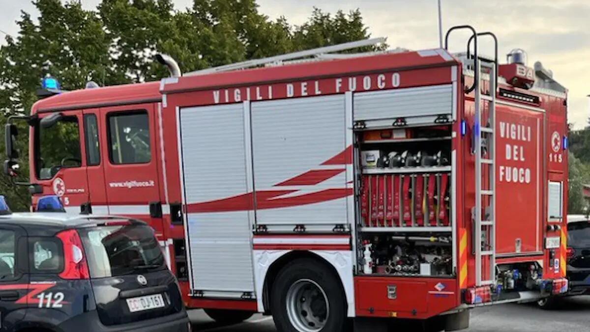 Si accorge di un problema alla moto e accosta: il mezzo prende fuoco, conducente si salva in tempo - 