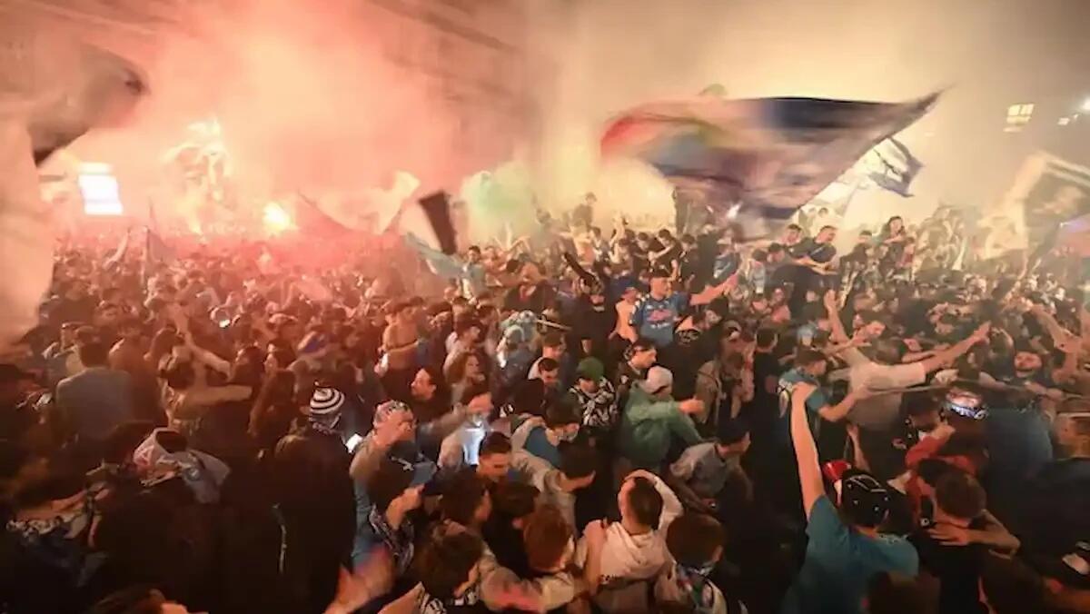 Tifosi del Napoli aggrediti a Verona: i festeggiamenti in pizzeria finiscono a schiaffi e spintoni - 