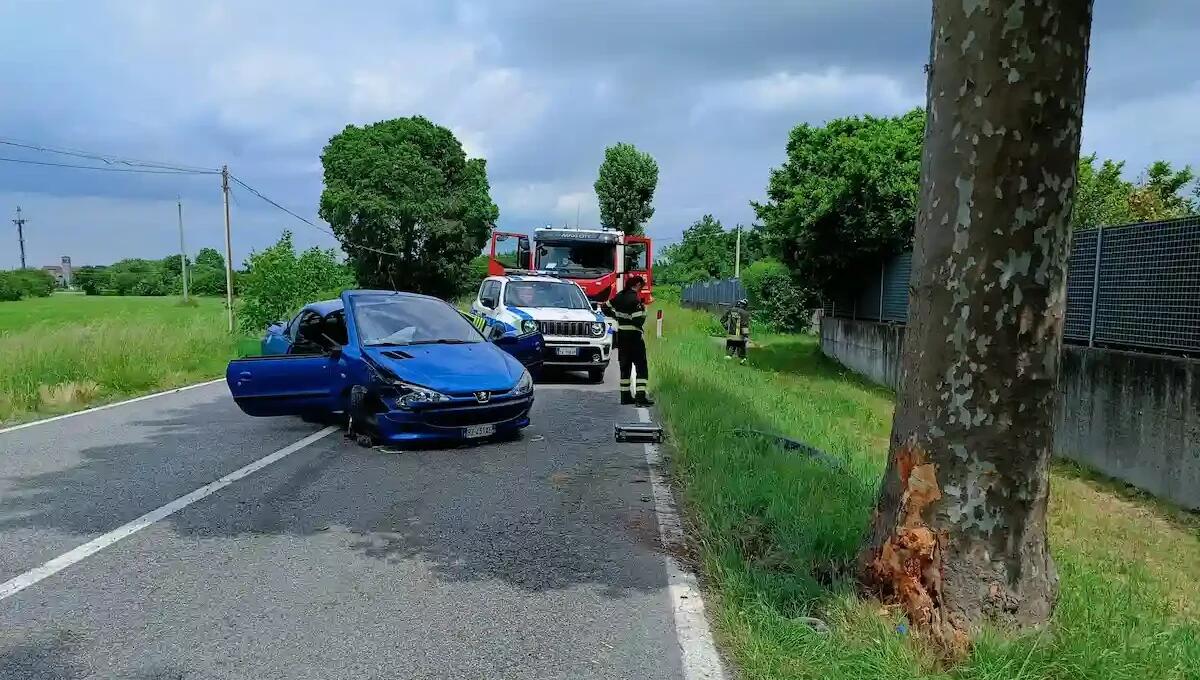 Auto perde il controllo e finisce contro un albero: conducente e passeggera in ospedale - 