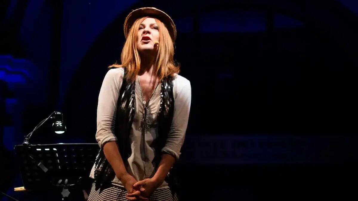 Teatro a Forni di Sopra, si parte il 17 maggio con Marina Massironi e il suo Otello - 