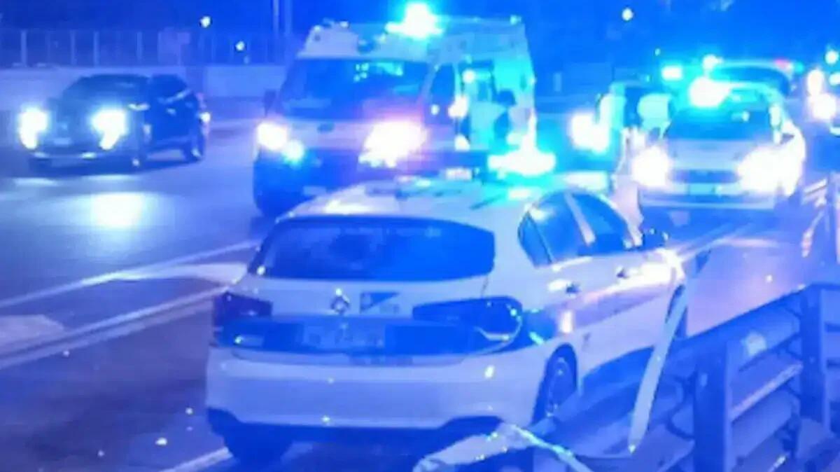 Tragedia nella notte, motociclista si scontra con un'auto e viene sbalzato sull'asfalto: morto un giovane - 