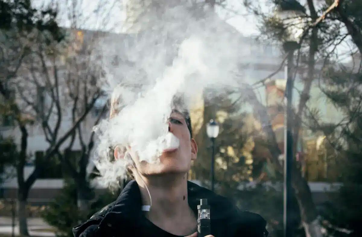 Le sigarette usa e getta sono di tendenza: cosa c'è dietro questo boom e perché stanno diventando sempre più popolari - 