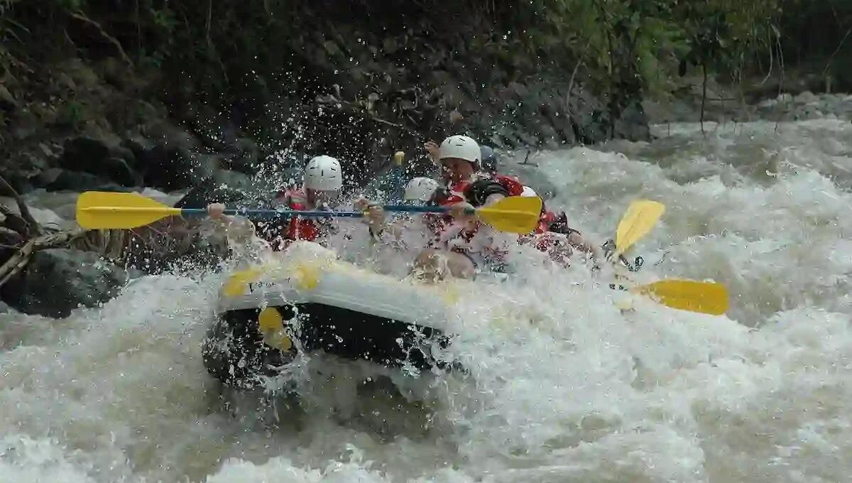 Gommone alla deriva sul fiume, nessuno a bordo: scattano le ricerche di tre dispersi - 