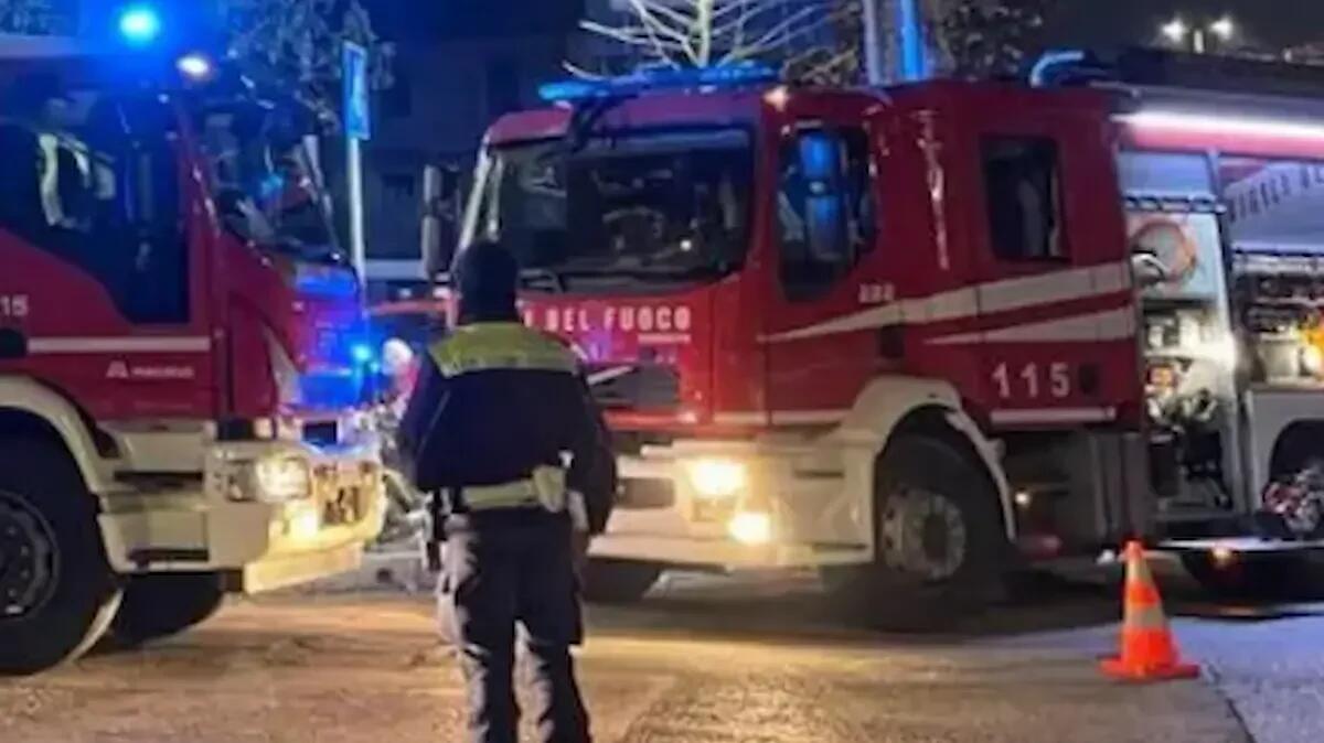 Scoppia un incendio nella notte a Fagagna: le fiamme si estendono dalla legnaia fino alla casa - 