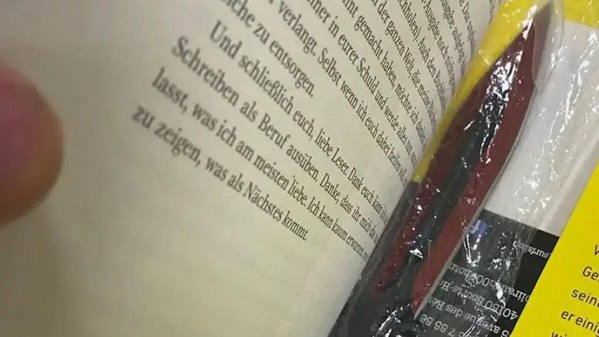 Fermato mentre tenta di salire sul volo: tra le pagine di un libro nascondeva un pugnale da 15 cm - 
