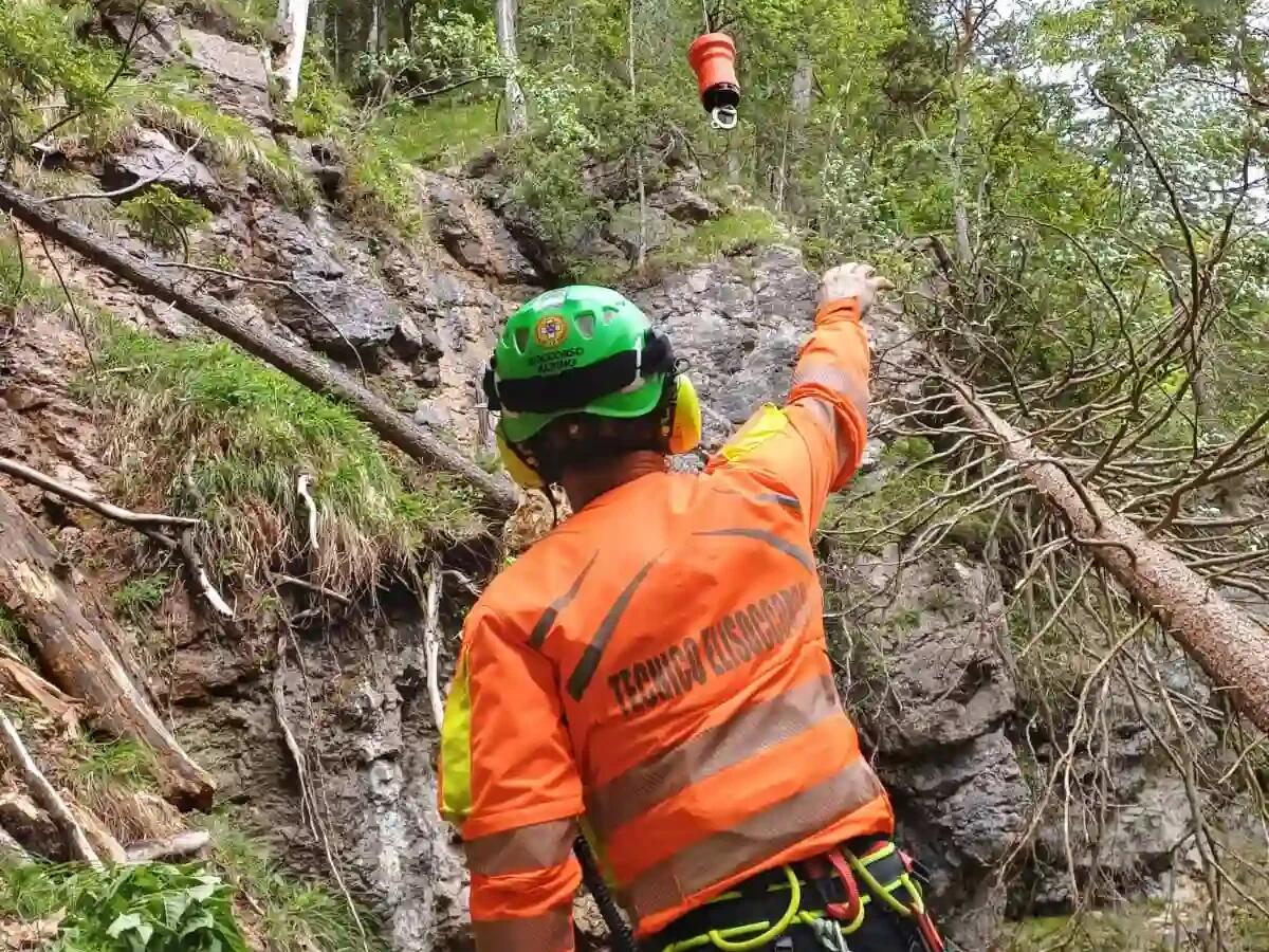 Un'escursione in e-bike finisce in tragedia per un 68enne, scivola per 100 metri: la caduta è fatale -