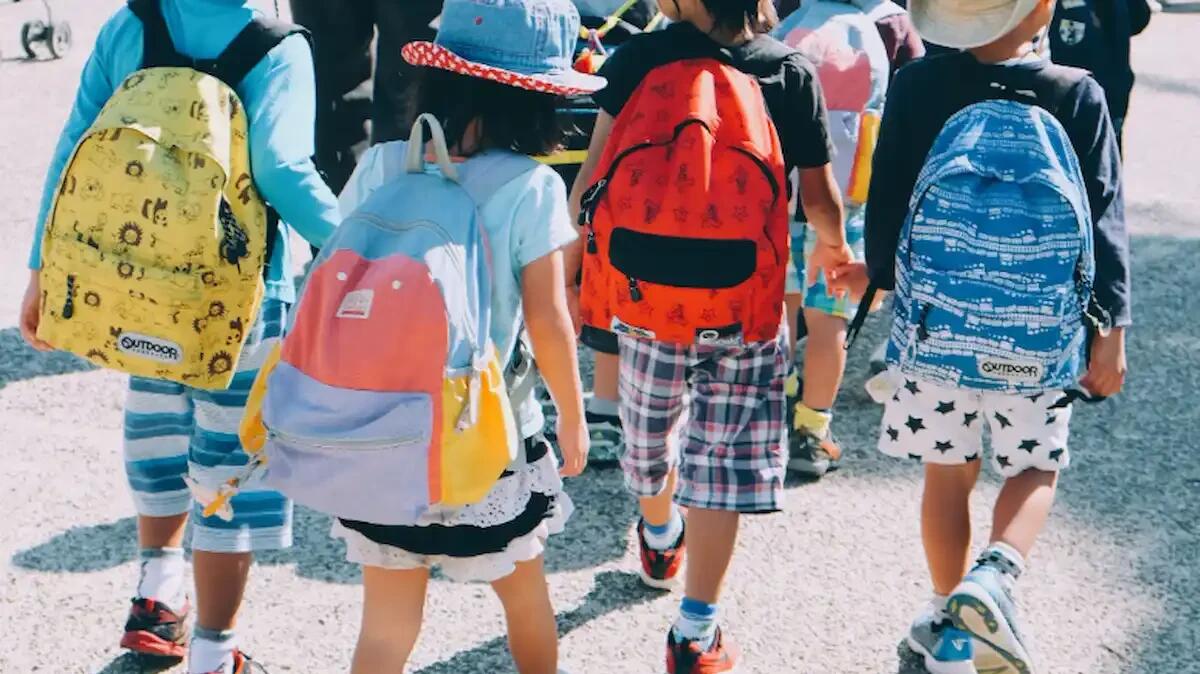 Bimbi di 5 anni scappano dall’asilo parrocchiale: escono dal cancello rotto e si incamminano - 