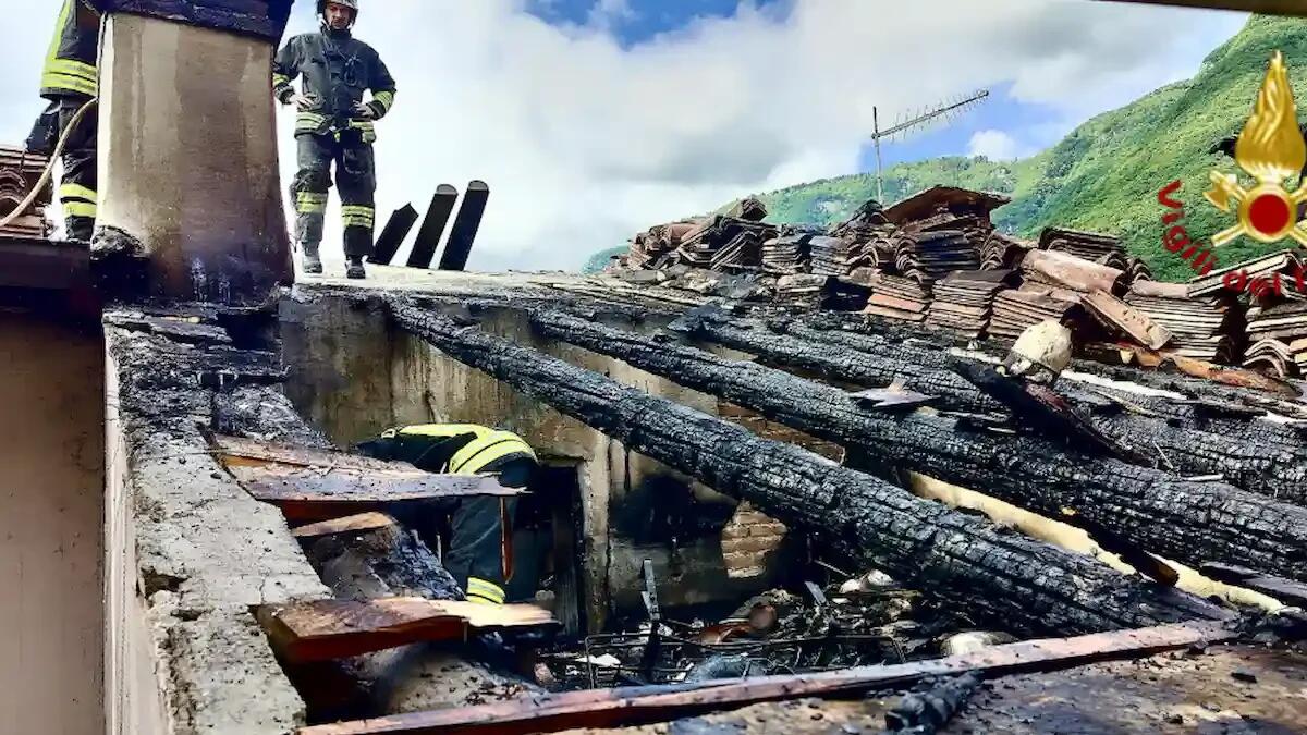 Tetto di una casa in fiamme durante i lavori: paura per i residenti, due alloggi inagibili - 