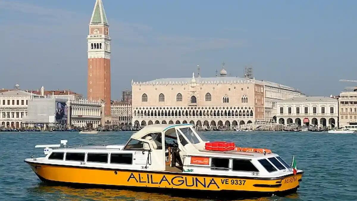 Fumo dal motore di un Alilaguna, evacuati i passeggeri: si indaga sulle cause - 