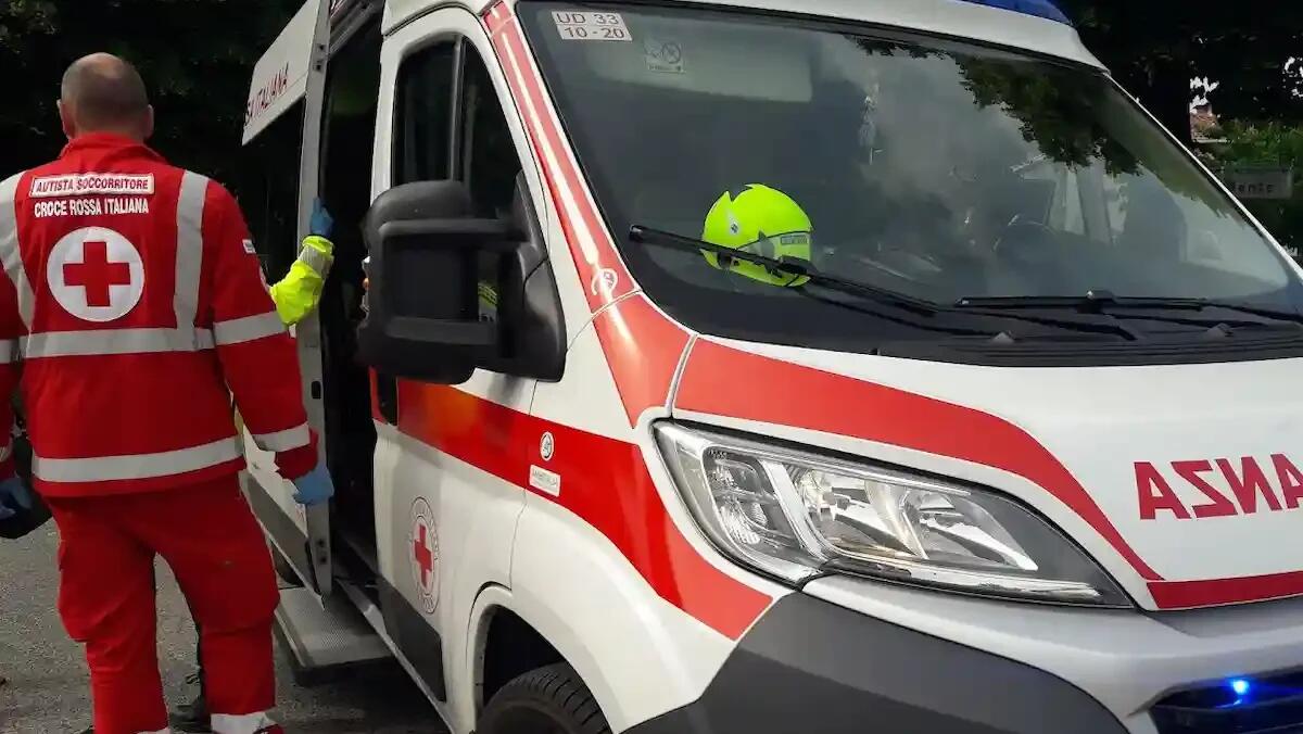 "Sono stanca", giovane donna minaccia di suicidarsi: un messaggio all'amica le salva la vita - 