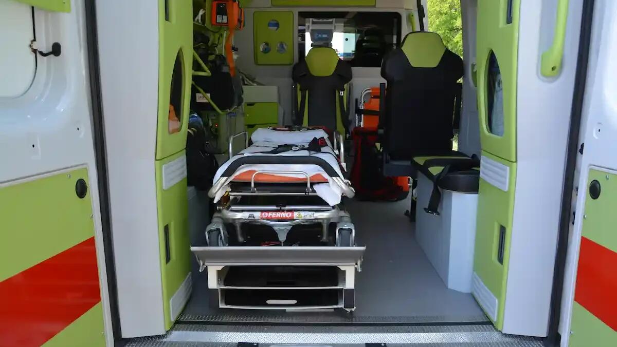 Motociclista perde il controllo in curva, si schianta contro gli alberi: è grave un 18enne - 