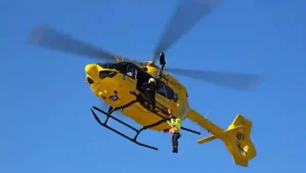 Si sloga la caviglia e resta bloccato su un isolotto nel letto del fiume: recuperato con l'elicottero - 