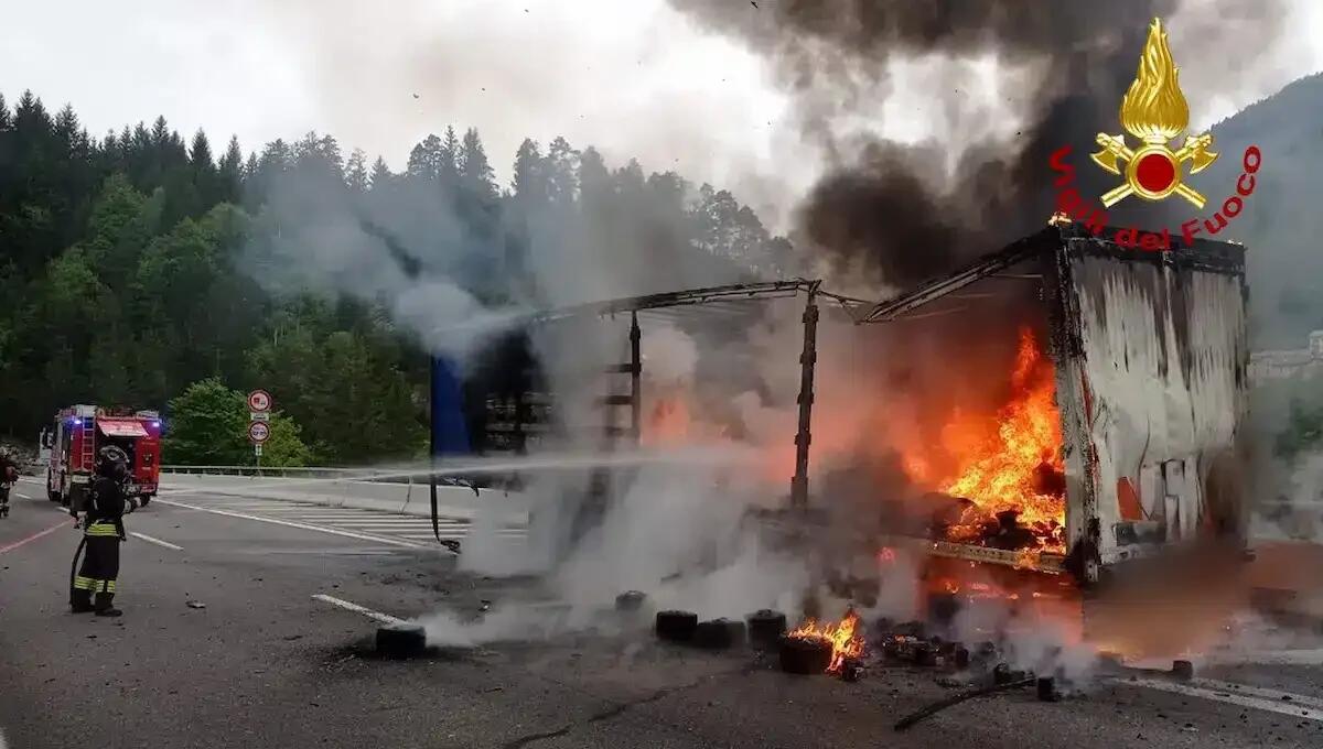 Forti esplosioni e camion in fiamme: paura in A23 a Tarvisio, traffico bloccato - 