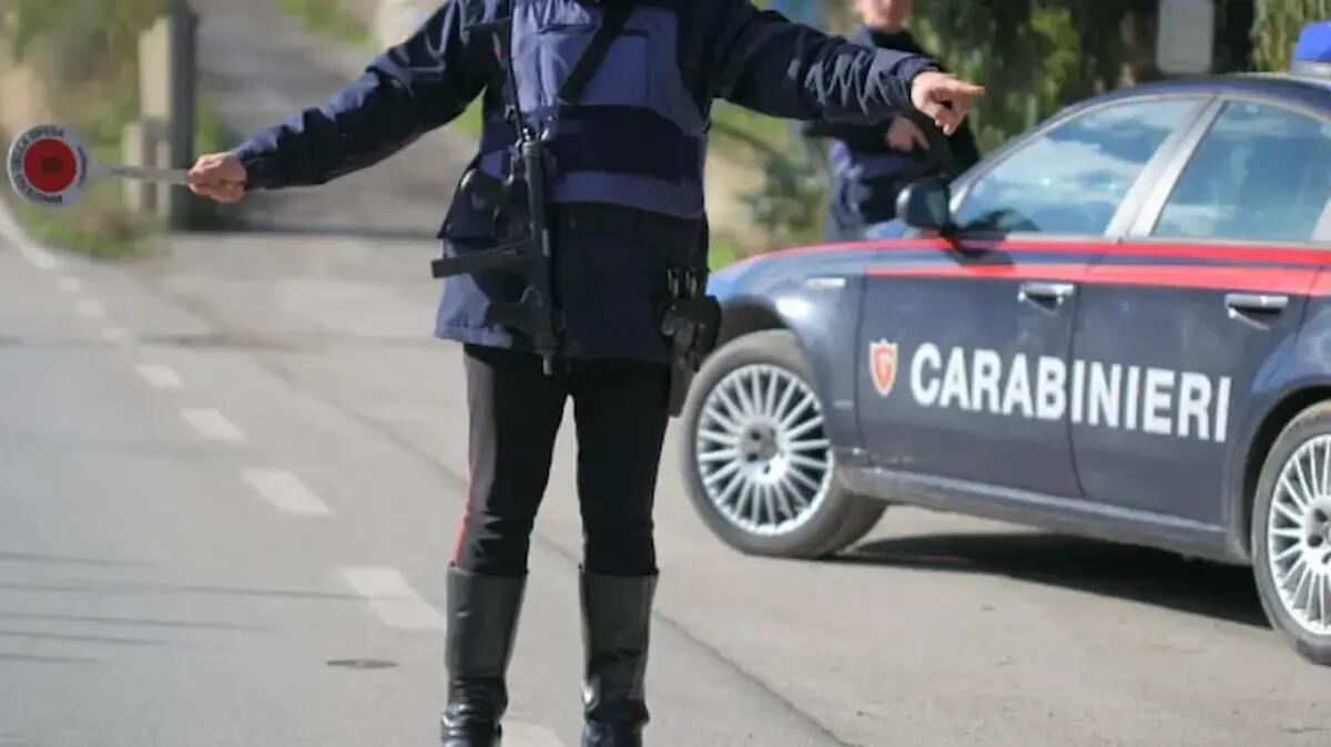 Tampona un’auto, poi aggredisce e ferisce una donna: era senza patente e positivo all’alcoltest - 