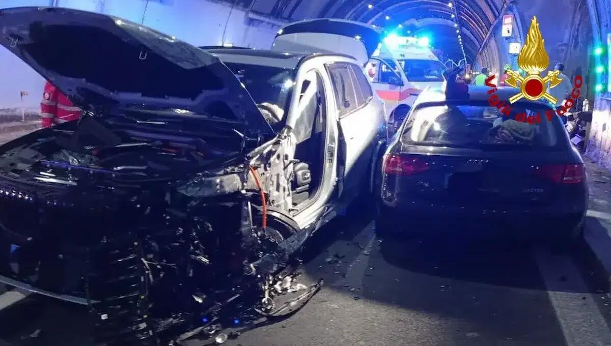 Tremendo schianto in galleria sull'A23: 5 mezzi coinvolti, sette feriti e traffico in tilt - 