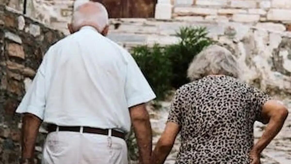 Anziani minacciati da falsi poliziotti, raggirati e derubati di preziosi e denaro: bottino da 7mila euro - 