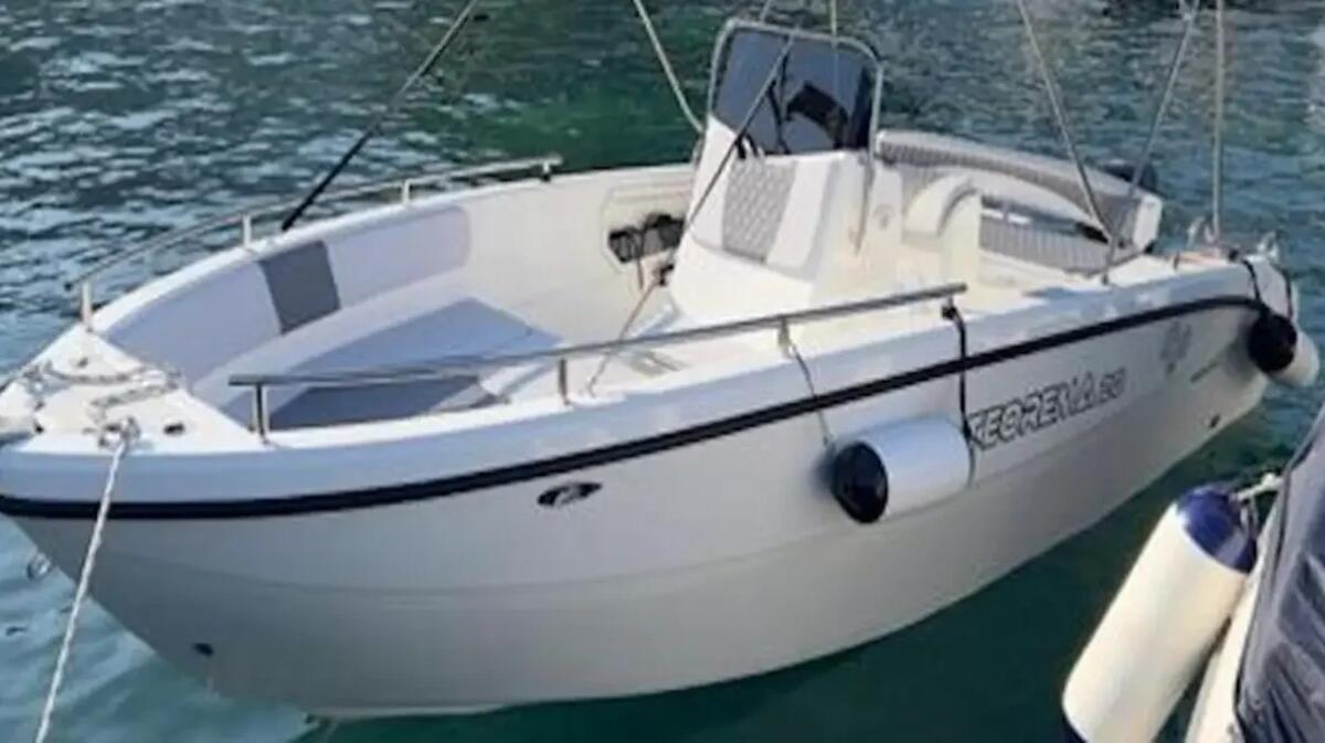 Mistero sul Garda, barca alla deriva senza equipaggio: i turisti erano già stati portati in salvo - 