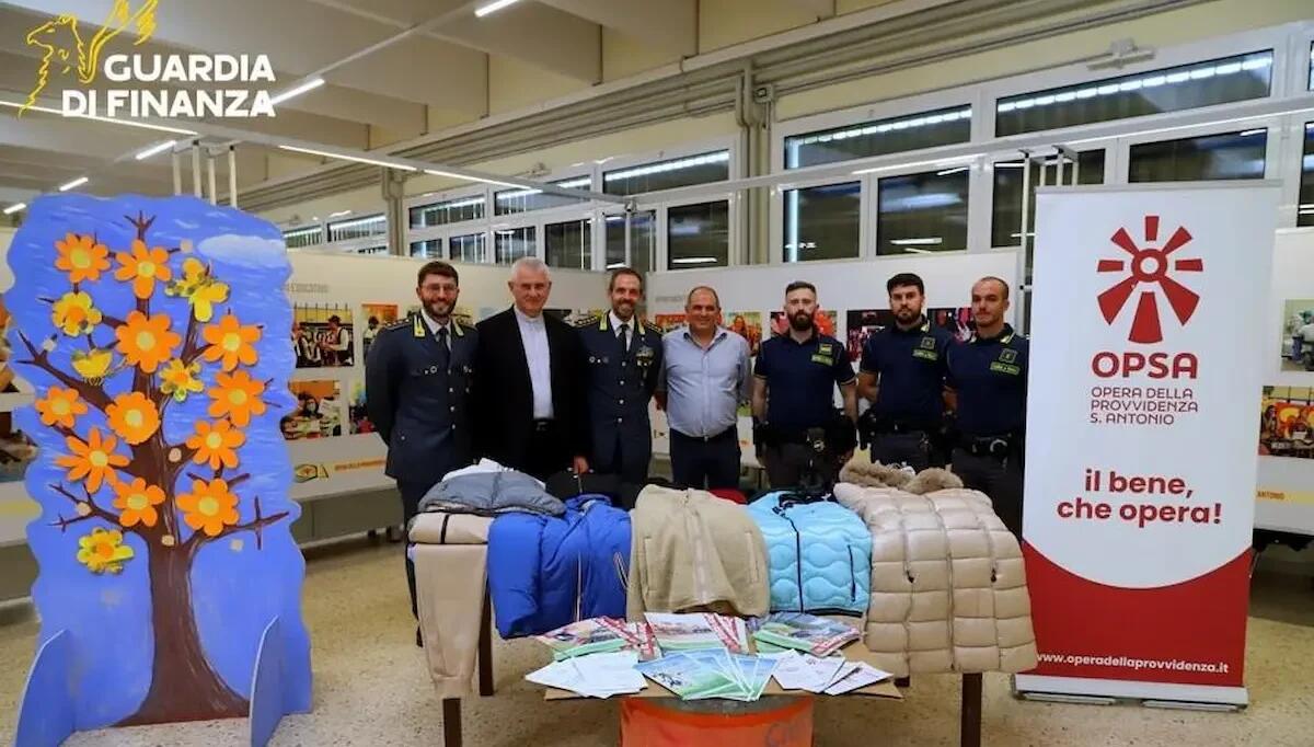 Sequestro che diventa aiuto per i bisognosi: in beneficenza mille capi d'abbigliamento contraffatti - 